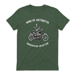 Sprüchewerkstatt Sons mit Arthritis Ibuprofen Chapter Motorradfahrer für Herren, Schwarz, in Military Green - back view