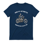 Sprüchewerkstatt Sons mit Arthritis Ibuprofen Chapter Motorradfahrer für Herren, Schwarz, in Navy - back view