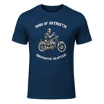Sprüchewerkstatt Sons mit Arthritis Ibuprofen Chapter Motorradfahrer für Herren, Schwarz, in Navy - front view